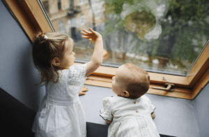 Как защитить ребенка от выпадения из окна?